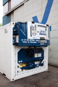 Een Clip-on generatorset is een aggregaat* die aan een koelcontainer wordt gekoppeld (‘clipped on’) om de container van stroom te voorzien wanneer walstroom niet voorhanden is.